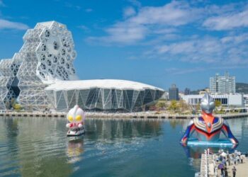 2026高雄冬日遊樂園再祭彩蛋  Q版初代超人力霸王領航愛河灣 吸引民眾瘋搶拍