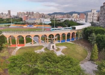 三鶯線「思古迴廊」 過年走春新地標！ 穿越古今 橋下化身360坪溜冰場