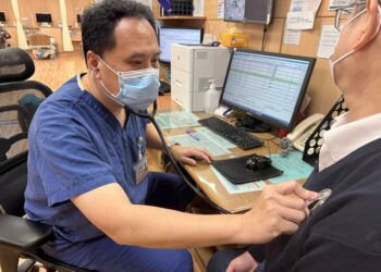 老幼過節慎防噎食 最新急救指引：先拍背再推腹