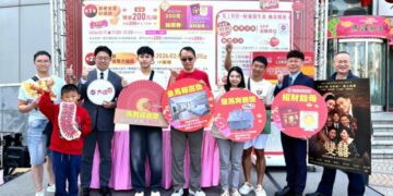 高雄大遠百 初一馬年福袋 強運登場 財神報喜 聽完這神曲幸運抽中住宿券