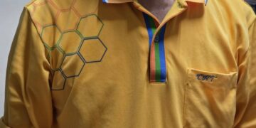 不是蜂農休閒服  是中華電信的「蜂巢」商標