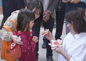 初二走春送祝福 黃敏惠市長發送限量小紅包祝市民馬上幸福、馬力全開迎新年