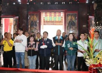 初二回娘家 黃偉哲馬不停蹄參拜祈福、發放小紅包與民同慶