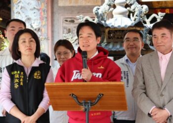 賴清德初三赴苗栗頭份永貞宮發福袋　   鍾東錦把握機會「咬耳朵」