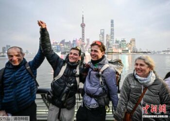 法國兩青年徒步518天抵滬 橫跨16國圓夢上海
