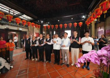 柯文哲南下合體張啓楷 廟埕拜年人氣沸騰