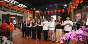 柯文哲南下合體張啓楷 廟埕拜年人氣沸騰