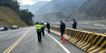 台20線勤和路段機車自撞護欄  騎士摔落邊坡送醫