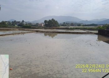 旗山溪流量低迷農田供灌受阻 杉林農民抗爭獲回應：供水延至4日並籲速插秧