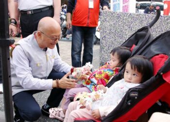 民眾大讚造型有創意 嘉市馬年小提燈「馬上熊賀」發放