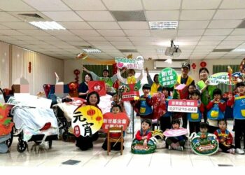 童心舞龍送祝福 苗栗育仁幼兒園為創世院民祈福迎元宵