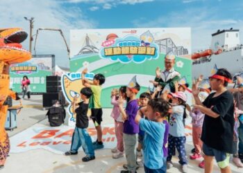 超人降臨港灣！228連假首日湧人潮 高雄港變身運動超人樂園