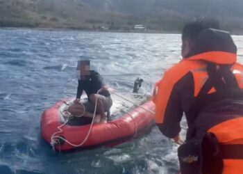 車城海域驚傳翻艇意外 海巡攜漁民合力救起落海男子