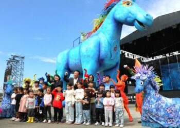 親子劇燈光秀齊發點亮嘉義 10米高巨型雨馬震撼登場
