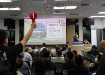 高雄分署開春首拍大吉 清運大貨車覓得新主人 TOYOTA ALPHARD油電混合神車出價31次落槌拍定
