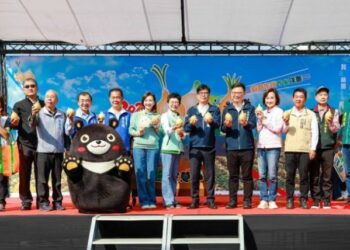 2026林園洋蔥節熱鬧開幕  陳其邁下田「ㄎㄠ蔥頭」邀民眾吃洋蔥挺農民