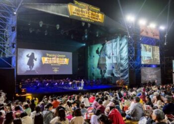 高雄春藝草地音樂會登場 《加勒比海盜》電影音樂會吸引近四千人共賞