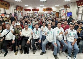 柯文哲與林于凱高雄交流  強調人民才是政治的主體