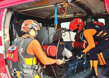 外籍油輪船員腹痛劇烈  海巡空勤聯合成功吊掛救援送醫