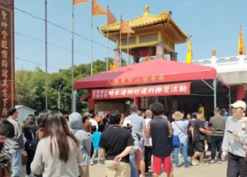 聖筊連發拚手氣！東照山關帝廟5000人參賽　537人決賽三強誕生幸運抱走機車大獎