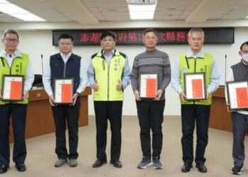 縣務會議表揚餐飲衛生、長者照護及1999縣民服務績優單位 林皆興肯定各單位提升公共服務品質