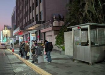 台南火車站前廣場改造調整動線首日順暢