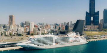 銀海郵輪「銀海明月號」首次靠泊高雄港 外籍旅客體驗港都文化魅力
