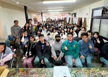 竹南高中推田野調查課程　    走訪五穀文化村探索陶藝產業轉型