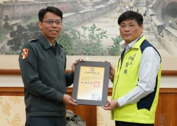國軍澎湖財務組長黃天二榮調 林皆興頒發榮譽縣民證表彰貢獻