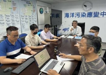 海軍S-70C副油箱誤觸落海 海保署緊急啟動科技監控與應變作業