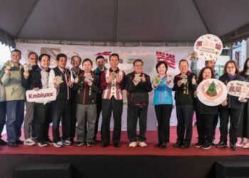 萬箭欣榮！萬榮鄉箭筍暨農特產品推廣活動遠百登場 「萬榮開筍」拼圖儀式象徵全鄉大團結