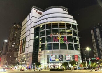 亞灣商圈大遠百連續第8年響應關燈一小時 用實際行動守護地球