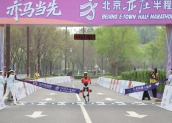 人機共跑再升級  北京亦莊半馬機器人「閃電」奪冠