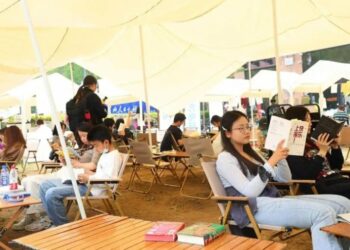 北京草坪閱讀成風潮　「躺坪讀書」打造戶外書香空間