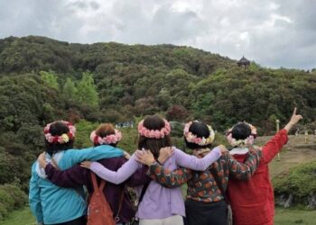 傳統相片拍正面  這些資深女士故意拍背影