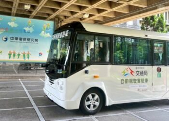 台中自駕巴士第三季上路 交通局長試乘為100%台灣自主研發按讚