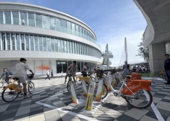淡江大橋假日人車爆量 新北啟動交管制分流人車假日午後YouBike「只還不借」 3關鍵路口開辦只准右轉