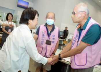 聯合服務中心遭暴力毀損！盧秀燕親赴現場慰問第一線同仁：市府是大家的後盾