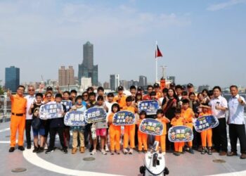 雲林艦張開溫暖臂膀  用陪伴打開孩子的海洋想像
