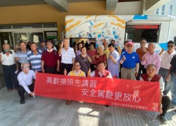 六龜偏鄉高齡換照免奔波  幸福巴士接送更便利
