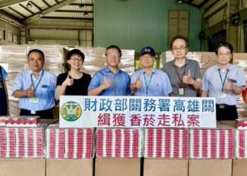 高雄關傳捷報！連續緝獲市價逾2億7,000萬元的轉口櫃匿藏菸