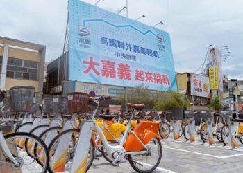 「大嘉義起來搞軌」看板引熱議 嘉義市長黃敏惠爭取「嘉義臺鐵-高鐵聯外軌道運輸」
