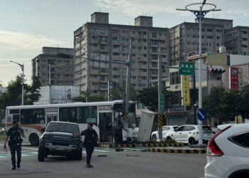 頭份中央路客運撞車釀6傷 疑疲勞駕駛肇事、縣府要求業者負擔醫療費用