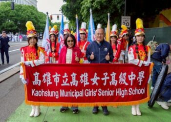 雄女接棒閃耀玫瑰花節!康議長頒10萬元勉勵金 讓世界看見高雄青春力量