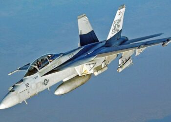 拒遵美軍指令 油輪遭F/A-18精準打擊失去動力