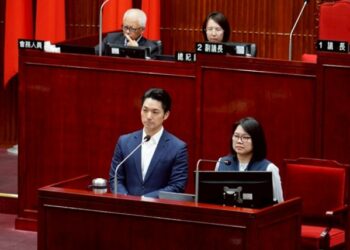 蔣萬安總質詢拍板無車日公車免費 推動敬老卡與營養政策再升級