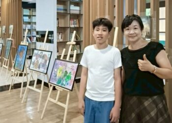 用畫筆敲開世界的窗！福東國小特教生王紹丞個展，展現生命色彩與無限可能