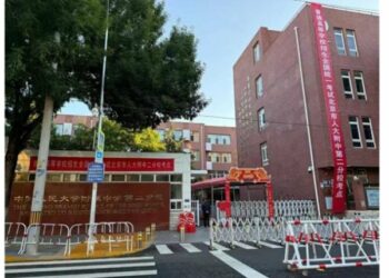 大陸1290萬考生完成高考 北京雷雨中設風雨連廊護航赴考