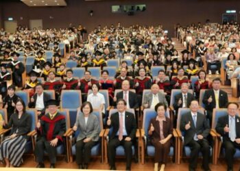 蔡英文出席高醫大典業典禮 勉畢業生成為支持社會的力量