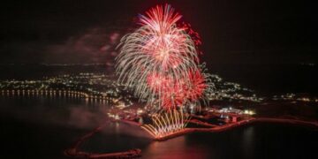 雙心石滬躍上夜空！2026澎湖國際海上花火節七美場浪漫登場　300架無人機描繪七美之美驚艷全場